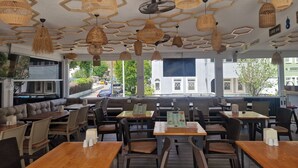 朝食、ランチ、ディナーに営業