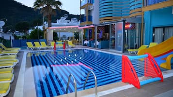 Una piscina al aire libre de temporada