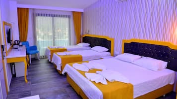 Habitación familiar | Minibar, wifi gratis, ropa de cama