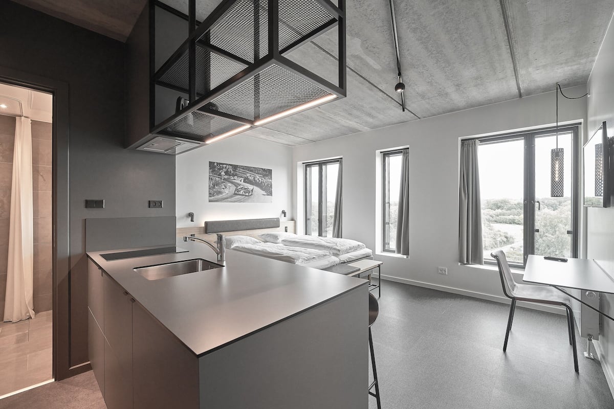 studio, 1 king bed, non smoking | hypo-allergenic bedding, desk, soundproofing, free wifi