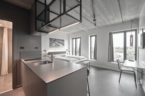 Ropa de cama hipoalergénica, escritorio y sistema de insonorización 