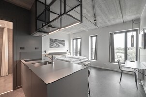 Studio, 1 King Bed | Hypo-allergenic bedding, desk, soundproofing, free WiFi