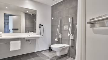 Standard Double Room, 1 King Bed | Bathroom | Shower, towels