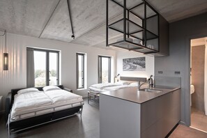 Familie studio, 1 kingsize bed met slaapbank | Hypoallergeen beddengoed, een bureau, geluiddichte muren, gratis wifi