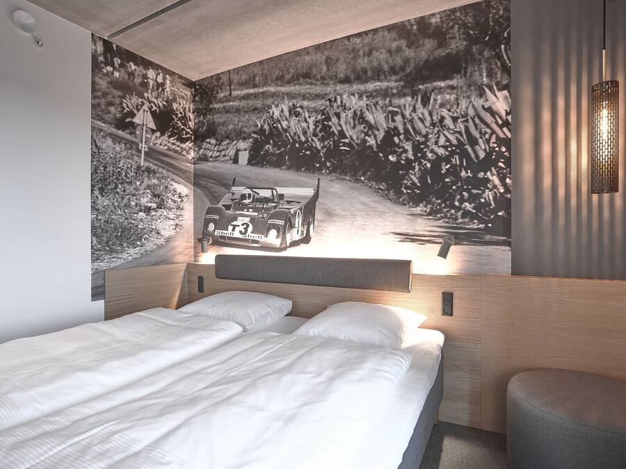 Standard Double Room, 1 King Bed | Hypo-allergenic bedding, desk, soundproofing, free WiFi