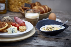 Petit déjeuner continental (139 DKK par personne)
