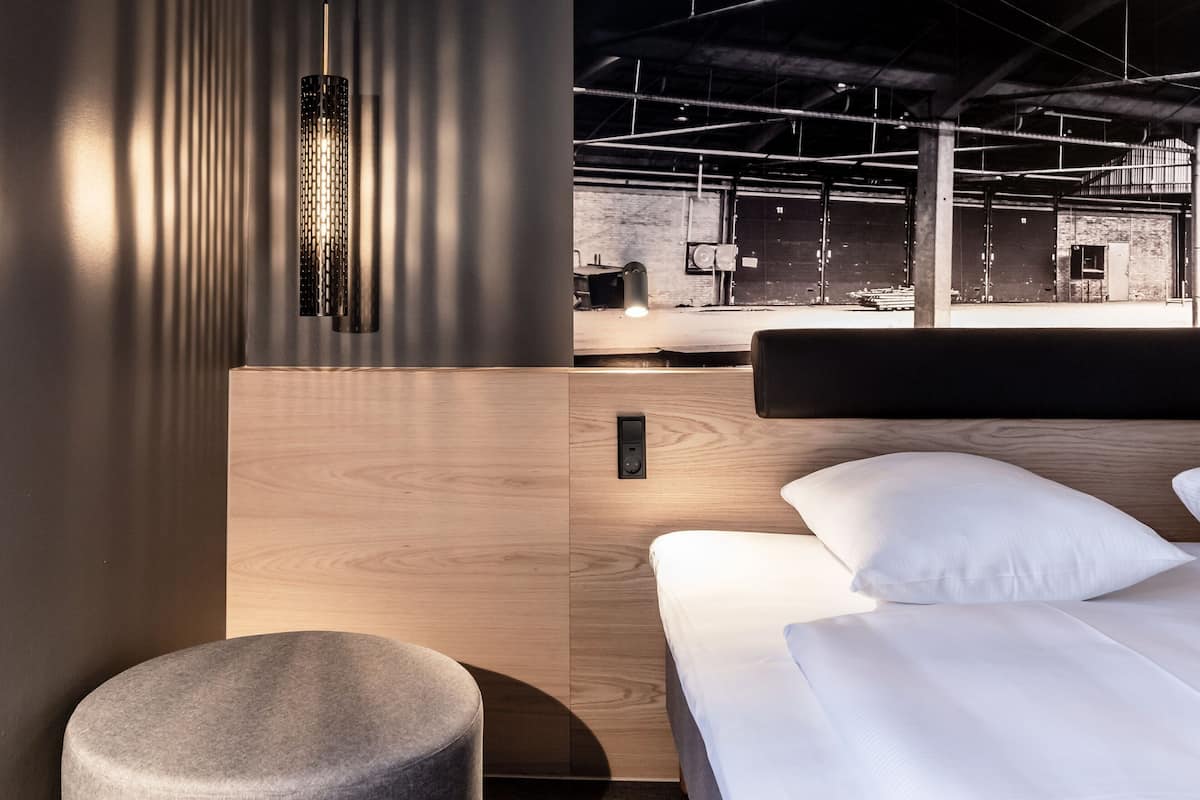 Hypo-allergenic bedding, desk, soundproofing, free WiFi