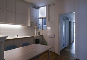 Kühlschrank, Mikrowelle, Ofen, Wasserkocher mit Kaffee-/Teezubehör