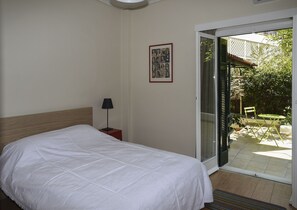 2 bedrooms, desk, soundproofing, iron/ironing board - In  the loveliest neighbourhood of Athens! (Athina)