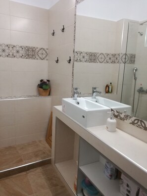 Combined shower/tub, hair dryer, towels, soap - In  the loveliest neighbourhood of Athens! (Athina)