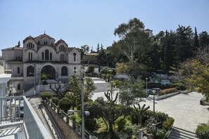 Un edificio storico con facciata simmetrica, finestre ad arco e una cupola centrale.