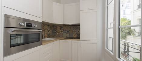 Fridge, microwave, dishwasher, coffee/tea maker