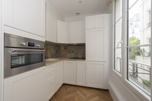 Fridge, microwave, dishwasher, coffee/tea maker