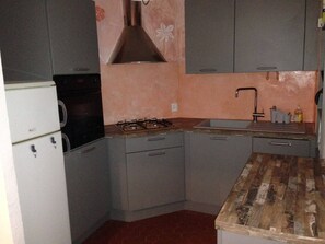 Kylskåp, mikrovågsugn, ugn och spishäll