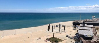 Air-conditioned T3 apartment, 6 beds, terrace, parking, 300m from shops