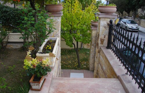 ENTIRE INDEPENDENT AP/NT"Sweet Home"inThes/niki.Fireplace,A/C,BBQ,Garden,Parking