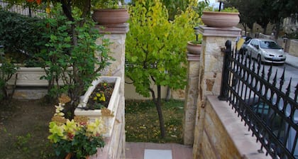 ENTIRE INDEPENDENT AP/NT"Sweet Home"inThes/niki.Fireplace,A/C,BBQ,Garden,Parking