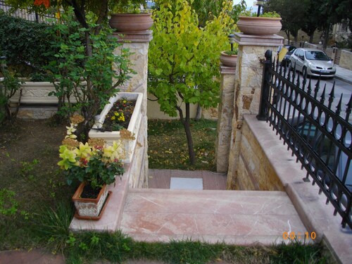 ENTIRE INDEPENDENT AP/NT"Sweet Home"inThes/niki.Fireplace,A/C,BBQ,Garden,Parking