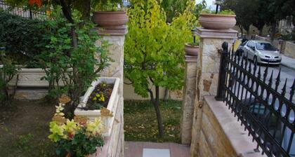 ENTIRE INDEPENDENT AP/NT"Sweet Home"inThes/niki.Fireplace,A/C,BBQ,Garden,Parking