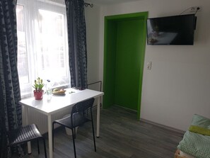 Double or Twin Room | Living area | 80-cm flat-screen TV with satellite channels, TV - Pension Dörnberg (Habichtswald)