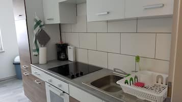 Full-size fridge, microwave, oven, stovetop