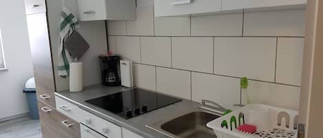 Grand réfrigérateur, micro-ondes, four, plaque de cuisson