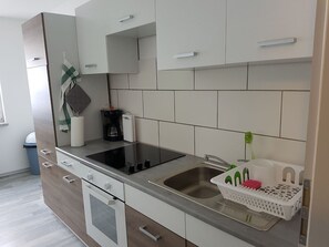 Full-size fridge, microwave, oven, stovetop - Pension Dörnberg (Habichtswald)