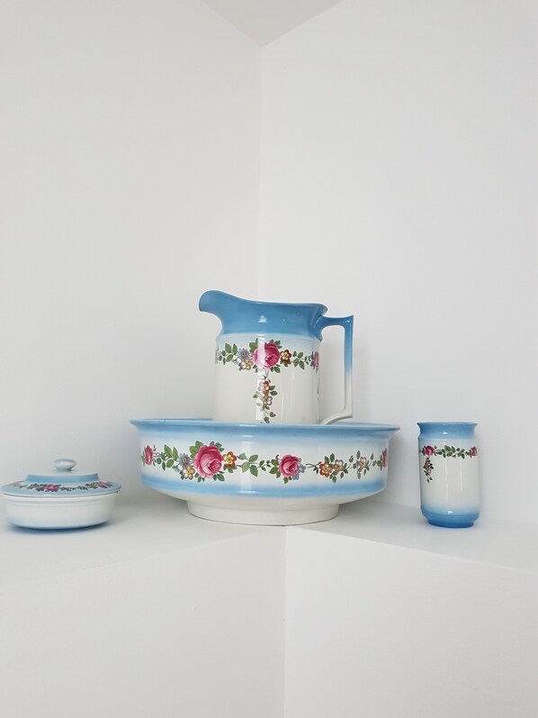 A set of white and blue ceramic kitchenware with floral designs. - Perfect Rural Retreat for two near Hay on Wye (Hereford)