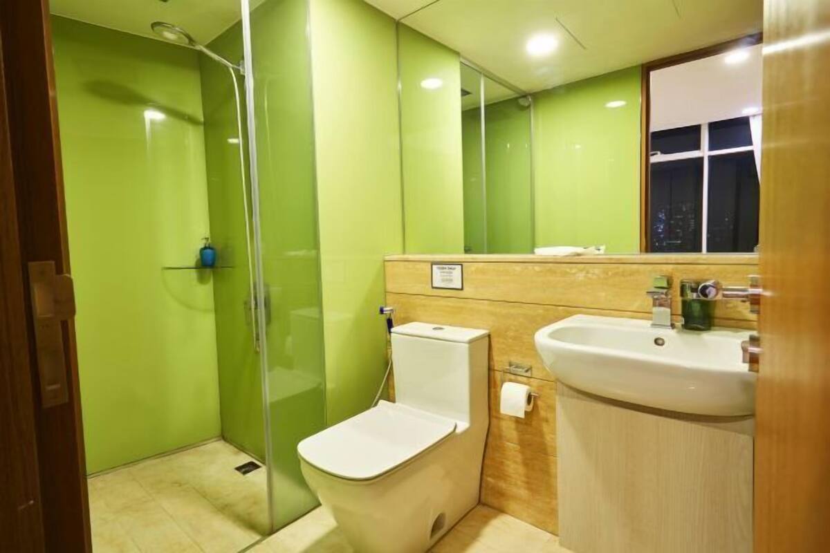 Ducha, artículos de tocador gratuitos, secador de pelo, pantuflas