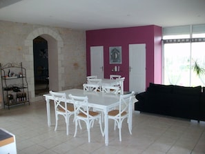 Daily continental breakfast (EUR 5 per person)