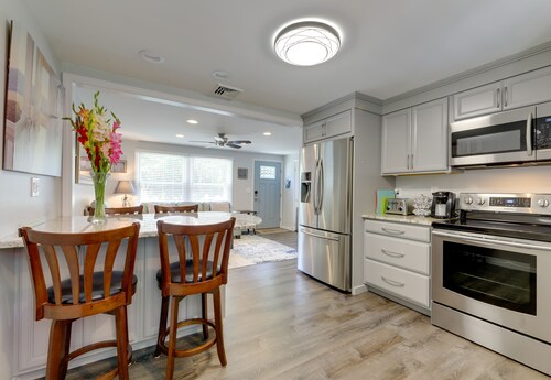 Coastal Getaway w/ Porch, 2 Mi to Niantic Beach!
