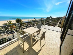 ห้องจูเนียร์สวีท (Small) | 1 ห้องนอน, มินิบาร์, ตู้นิรภัยในห้องพัก, ห้องพักตกแต่งอย่างมีเอกลักษณ์