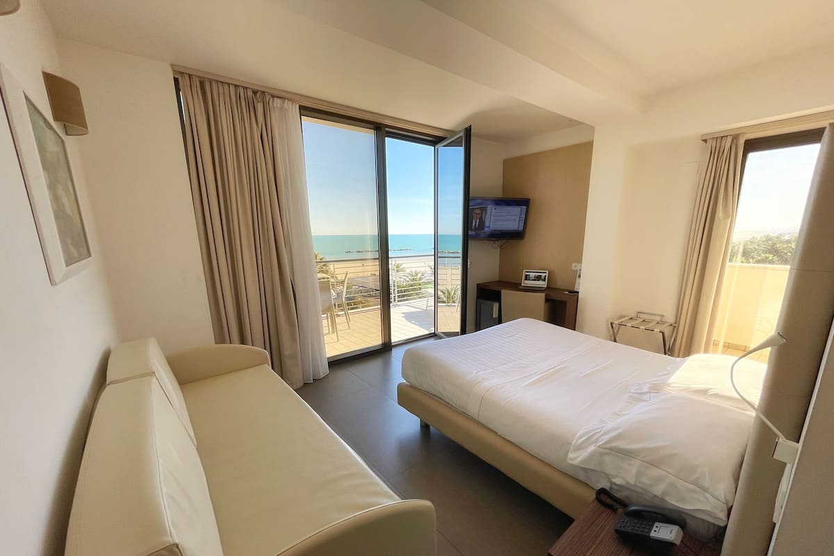 Junior Suite (Small) | 1 bedroom, minibar, in-room safe, individually decorated