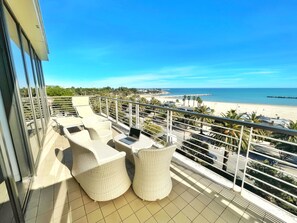 ห้องจูเนียร์สวีท, อ่างน้ำวน | ห้องน้ำ | ของใช้ในห้องน้ำฟรี, ไดร์เป่าผม, โถสุขภัณฑ์แบบบิเดท์, ผ้าเช็ดตัว