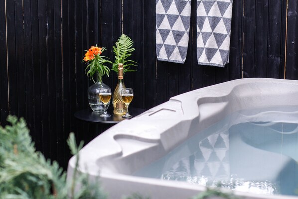 Private spa tub - Bergshús unique Villa in the Westfjords (Flateyri)