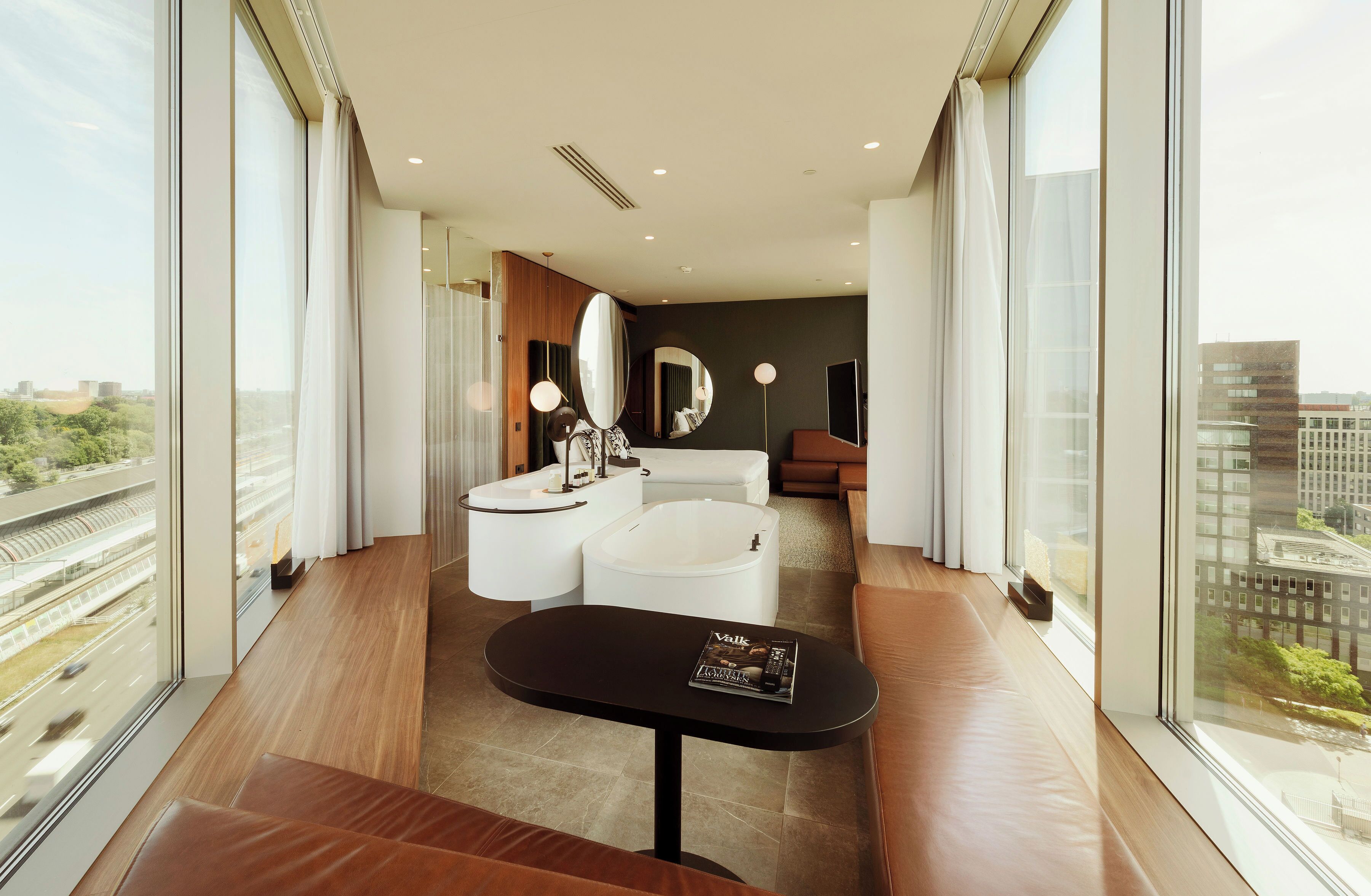 جناح - سرير ملكي - بمغطس ساخن | خزنة داخل الغرفة وستائر تعتيم ومكواة/لوح كي وواي فاي مجانًا