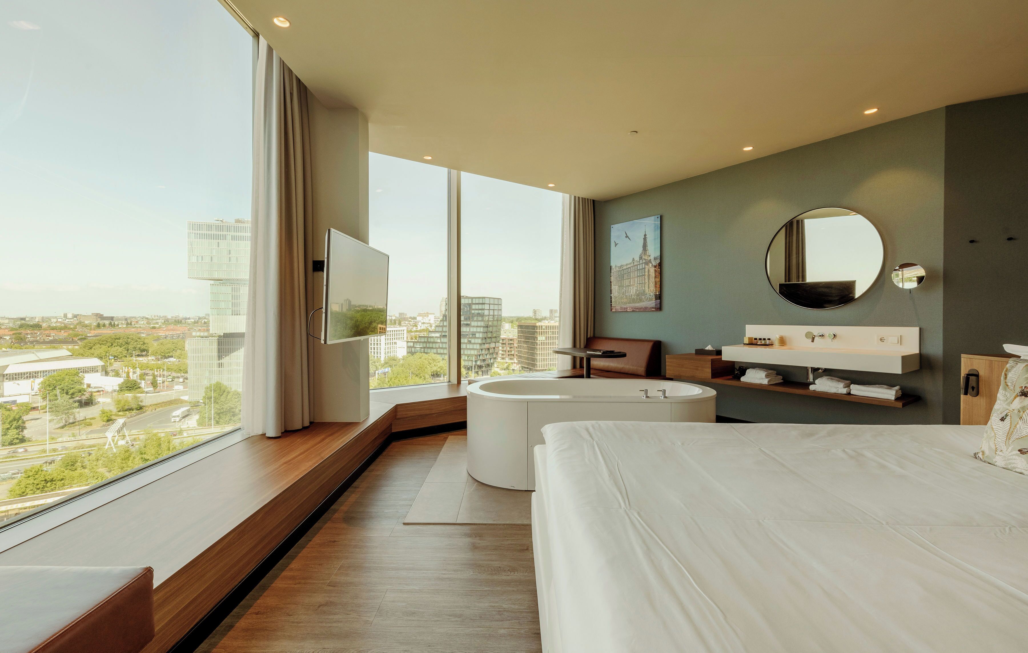 Rom – superior, 1 kingsize-seng | Safe på rommet, blendingsgardiner og strykejern/-brett