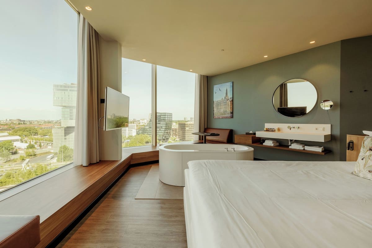 Rom – superior, 1 kingsize-seng | Safe på rommet, blendingsgardiner og strykejern/-brett