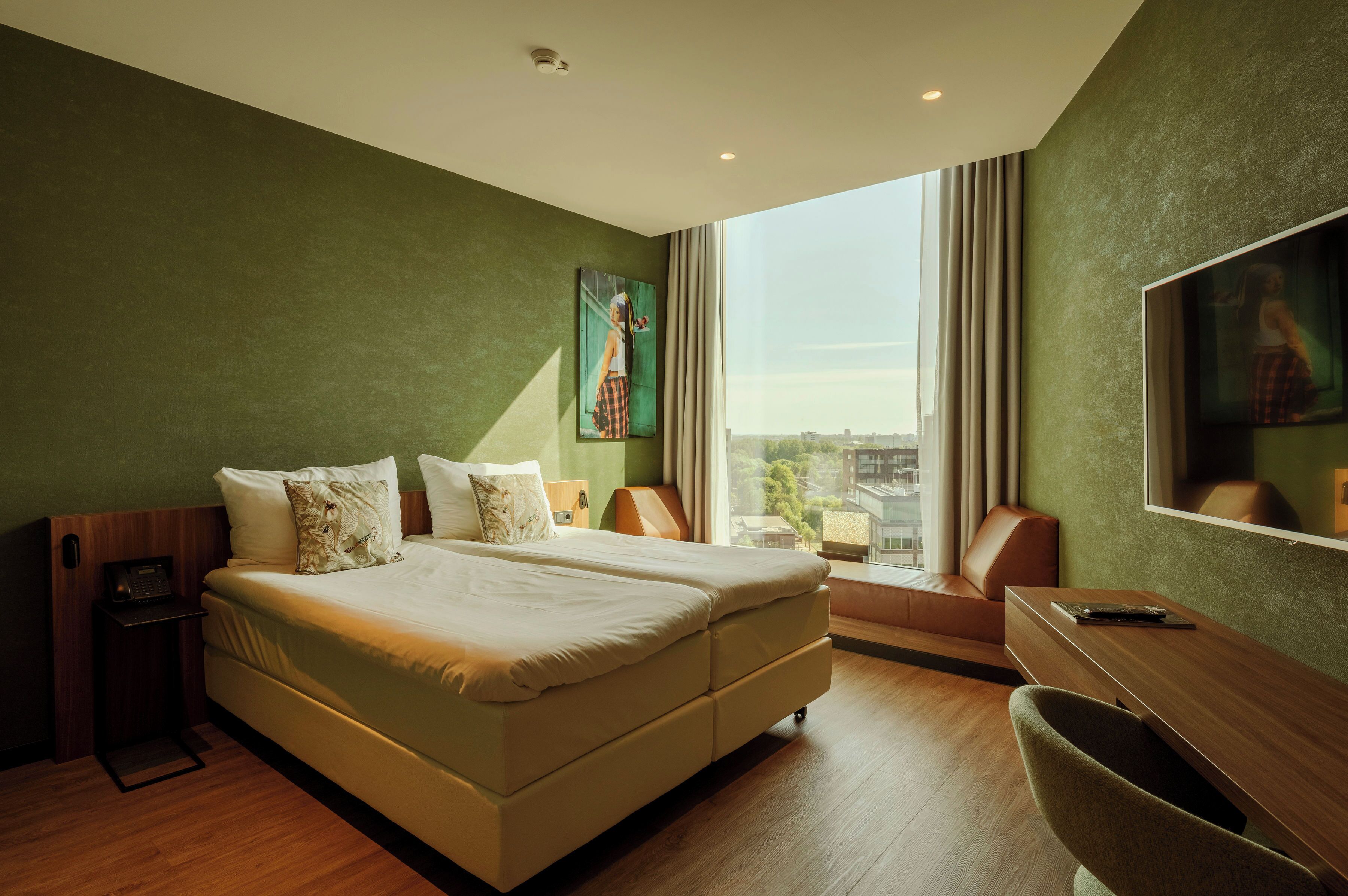 Rom – comfort, 2 enkeltsenger | Safe på rommet, blendingsgardiner og strykejern/-brett