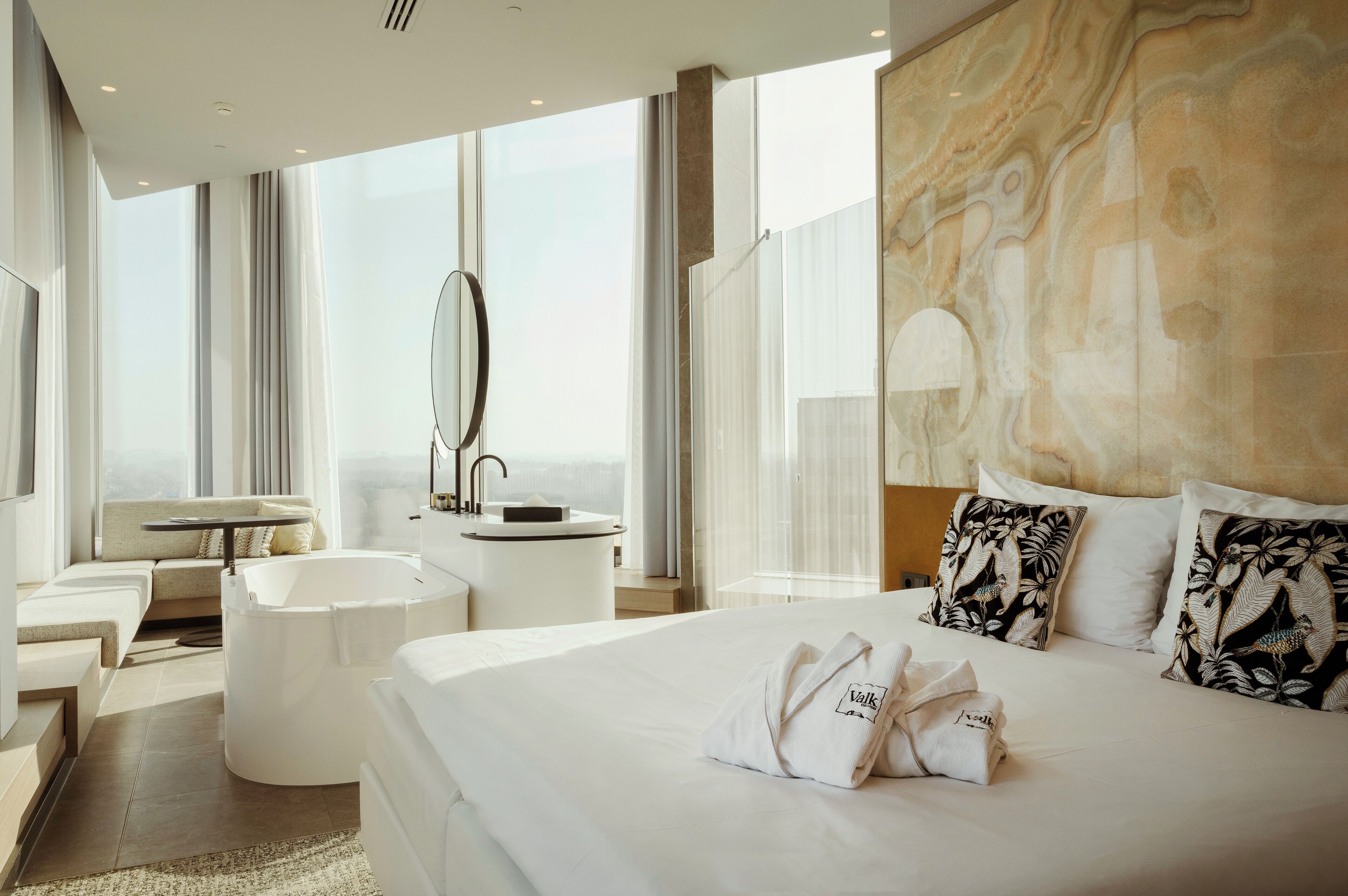 Suite, 1 kingsize-seng, spabadekar | Safe på rommet, blendingsgardiner og strykejern/-brett