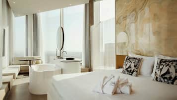 Suite, 1 kingsize bed, hot tub | Een kluis op de kamer, verduisterende gordijnen