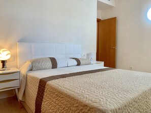 3 bedrooms, WiFi, bed sheets - S25 beautiful apartment + pool. near the beach (Salou)