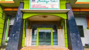 Entrada de hotel com sinalização indicando quartos e comodidades.