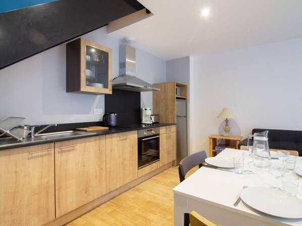 Microonde, forno, piano cottura, macchina per tè/caffè