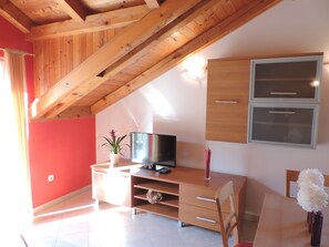 Appartement (Comfort One Bedroom Apartment) | Woonkamer | Flatscreentelevisie