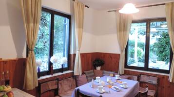 Apartment (Three Bedroom Apartment) | In-room dining