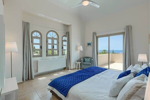 5 chambres, coffres-forts dans les chambres, fer et planche à repasser