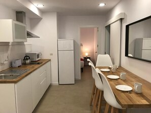 Lägenhet - 1 sovrum | Duntäcken, arbetsyta för laptop, mörkläggningsgardiner och ljudisolering
