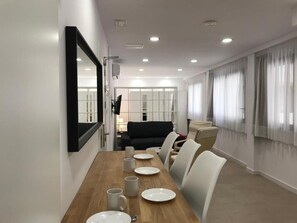 32-inch flat-screen TV with satellite channels - Bet Apartments - City Suites Reig. (Valencia)