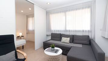 Een 32-inch flatscreentelevisie met satellietzenders